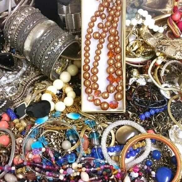 1 pound of Mystery Jewelry - All wearable, organized, & sorted. - Picture 13 of 16